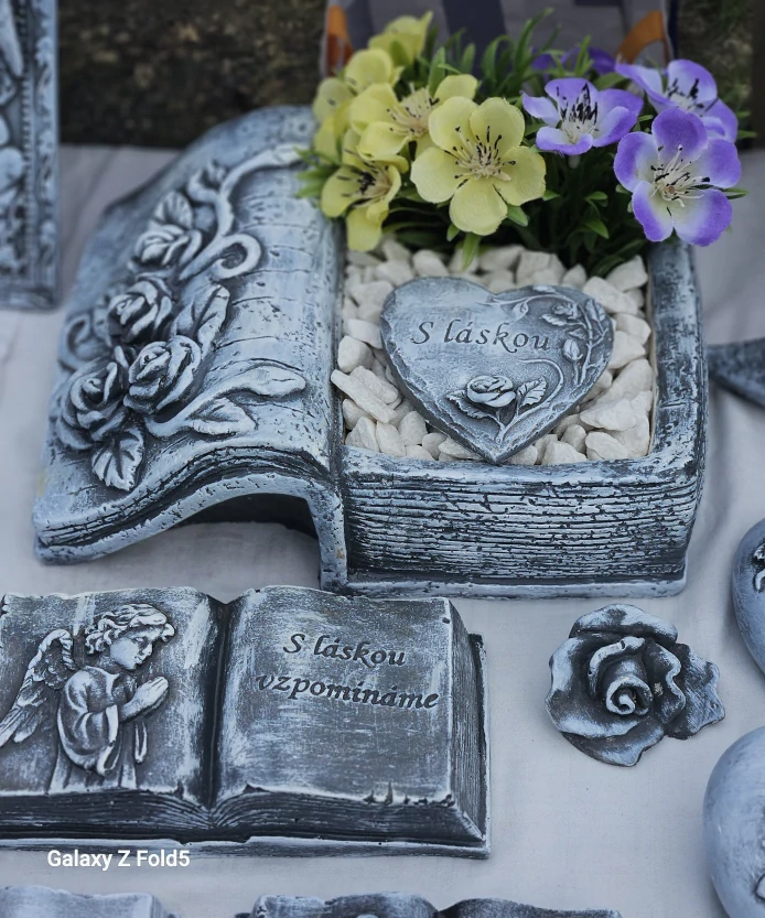 Smuteční kniha osázená